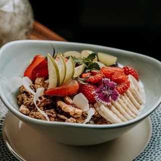 BOWL DE YOGUR, GRANOLA Y FRUTAS