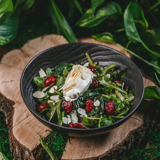 Салат с козьим сыром и маринованной вишней