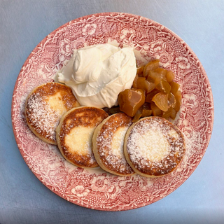 Сирники з грушевим конфітюром і збитими вершками (200г)