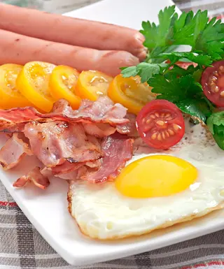 Obrok jaja, šunka, slanina