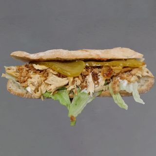 Nuestro bocadillo de pollo a l'ast en su jugo