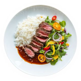 Bistec De Ternera Con Arroz, Ensalada Y Salsa Colombiana