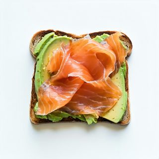 Tostadas con aguacate, salmón, rúcula (2 uds.)