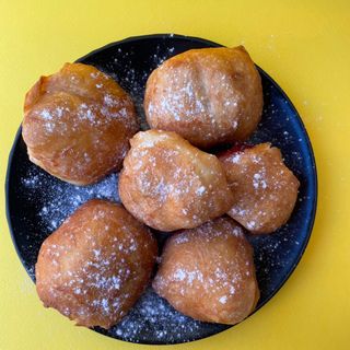 Мини мекички с пудра захар (6 бр)