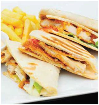 Tostada sa pohovanom piletinom i mozzarellom uz  koktel sos 350 gr