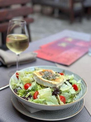 Салата със запечено козе сирене (350г)