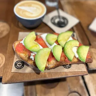 Aguacate, tomate natural y queso fresco