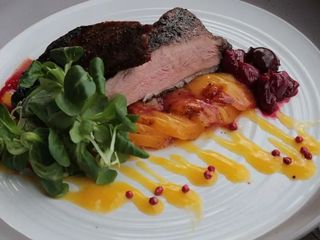 Качина грудка з вишневим соусом