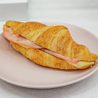 Croissant de jamón y queso