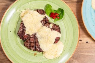 Antricot de vita cu sos gorgonzola si cartofi Forest