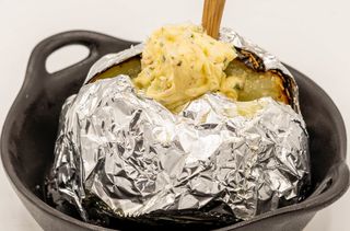 Patata A La Brasa Con Mantequilla