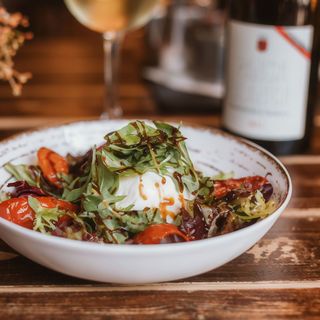 Ensalada de burrata con rúcula y tomate semi-seco