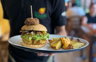 Hamburguesa Vegetalia de tofu ahumado, verduras y especias