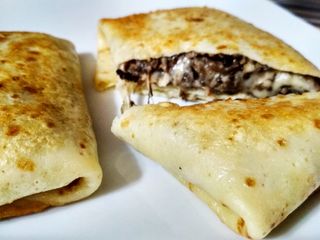 Naleśniki z pieczarkami i serem	2szt.