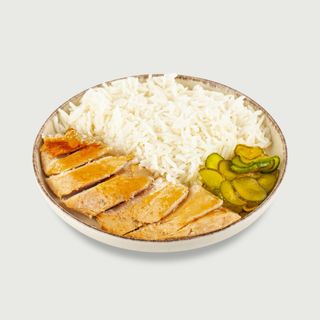 Смажене куряче філе сувід, рис та ліниві огірочки