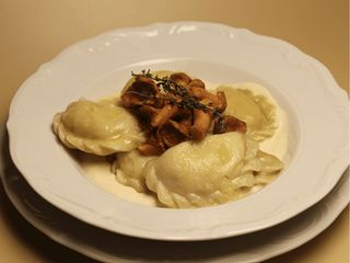 Вареники з картоплею у вершковому соусі з лисичками