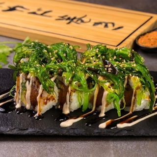 Uramaki wakame salmon roll 8 pezzi