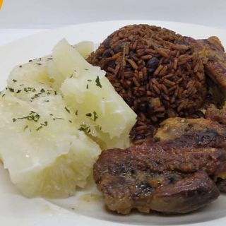 Costillas Asadas Con Arroz Congrí Y Yuca