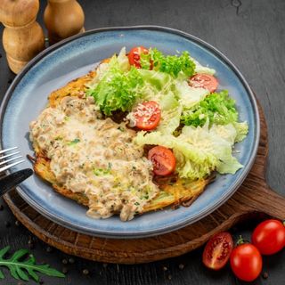 Деруни з соусом із білих грибів та печериць