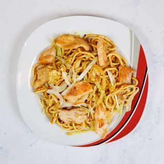 Rezanci s piletinom, thai curryjem i povrćem