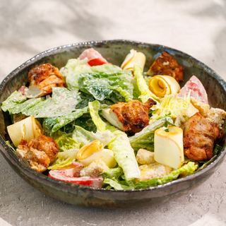 თბილი ქათმის სალათი შებოლილი სულგუნით