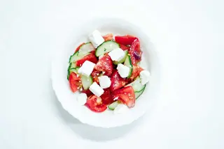 Salata de Rosii Castraveti si Branza