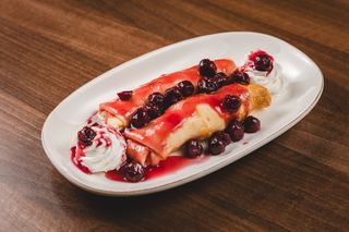 45. Palačinke sa višnjama i sladoledom od vanille