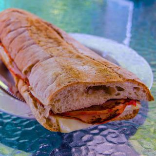 Súper Bocata De Lomo Y Queso