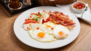 Jaja sa pancetom i sirom