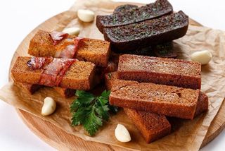 Prženi hljeb sa bijelim lukom