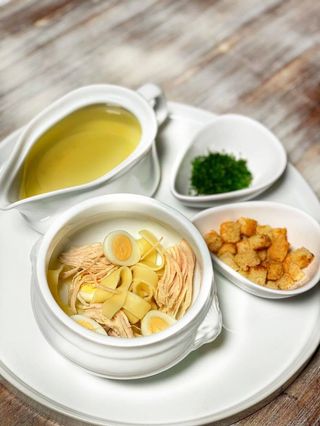 Курячий бульйон з домашньою локшиною 