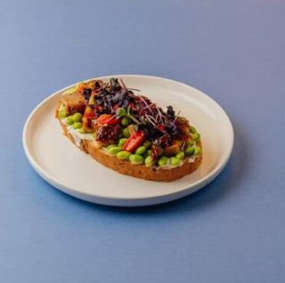 Тост с угрем и сладким чили