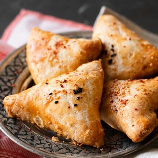 Plato de samosa de pollo