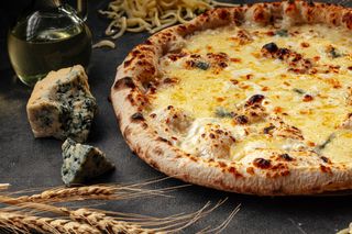 Pizza cuatro quesos (mediana)