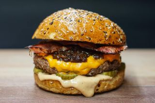 Burger vita cu branza si bacon