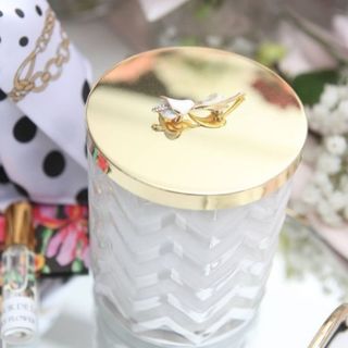 Lumanare parfumata alba cu crin pe capac si esarfa matase cadou (HCG06)