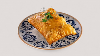 Чебурек с луком и яйцом 