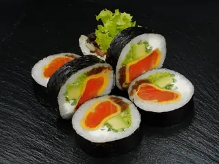 Futomaki z łososiem i tamago (6 szt) (220g)