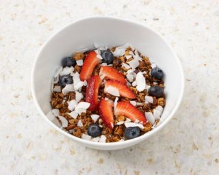 Гранола, грецький йогурт, сезонні ягоди, 350 г