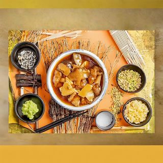 Pollo con funghi bambù