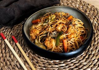 Yaki soba con gambas
