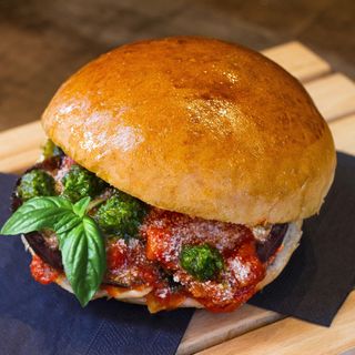 Melanzane alla parmigiana, mozzarella e pesto di basilico home made