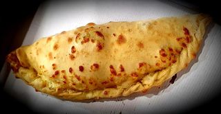 Calzone con salsiccia e mozzarella