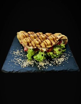 Gofr z kurczakiem i sosem Teriyaki