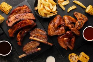 Costillas de cerdo y alitas de pollo