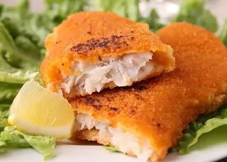 File de cod in crusta cu salata verde si lamaie