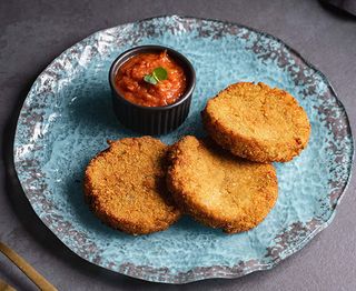 Quinoa Fritters si Spicy Salsa