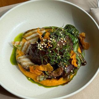 Телячі щічки, смажений ромен та пюре з батату