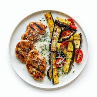 Cotoletta di pollo con contorno di verdure grigliate