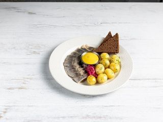 Оселедець малосольний з картоплею (300g)
